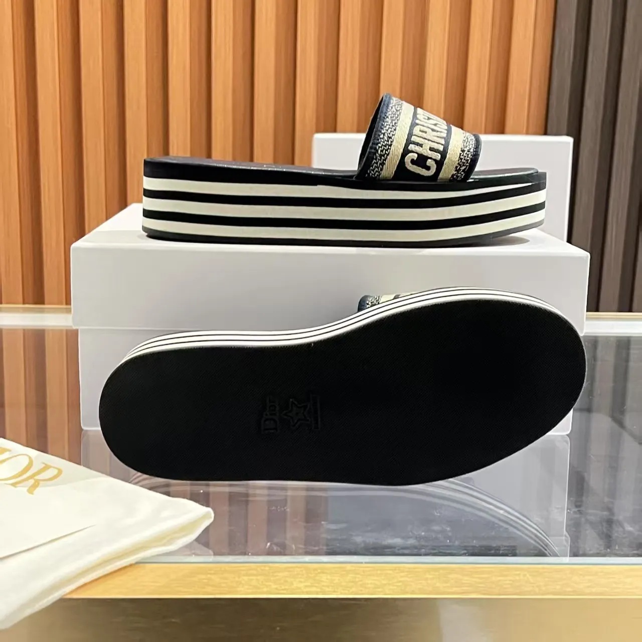 👟👟Ex-factory price 420👟👟 Dior's latest high-quality embroidered slippers - Hand-embroidered craftsmanship, time-consuming craftsmanship - Lambskin lining, breathable and soft - Non-slip rubber thick sole, lightweight cushioning - Sizes 35-40 (41 customized) ** Walk with ease, walking between art and life. ** Dior embroidered slippers - let pointe become a poetic extension of your taste and style.
